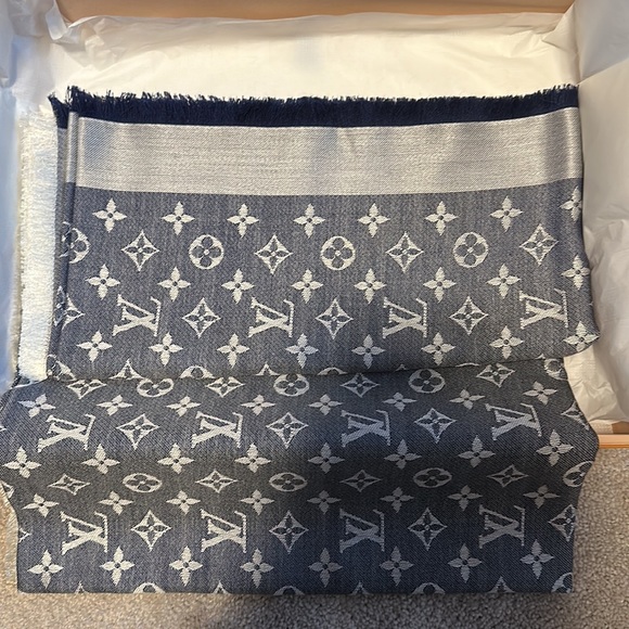 LOUIS VUITTON Monogram Shawl BNWT - Picture 3 of 4